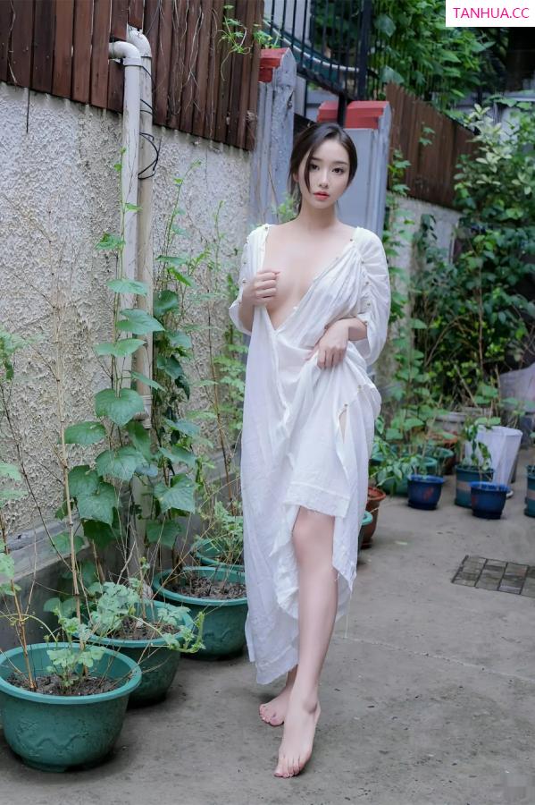   [XiuRen]高清写真图 2025.07.31 No.10603 楠芝 白色长袍第14张图片